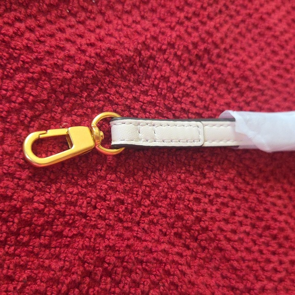 White and Gold Keychain - Picture 5 of 8